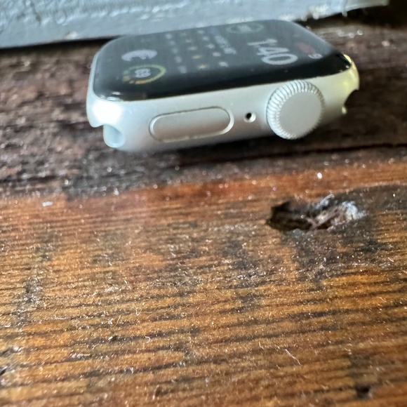 Apple Watch SE 40mm Aluminum/Ceramic case - Picture 3 of 5